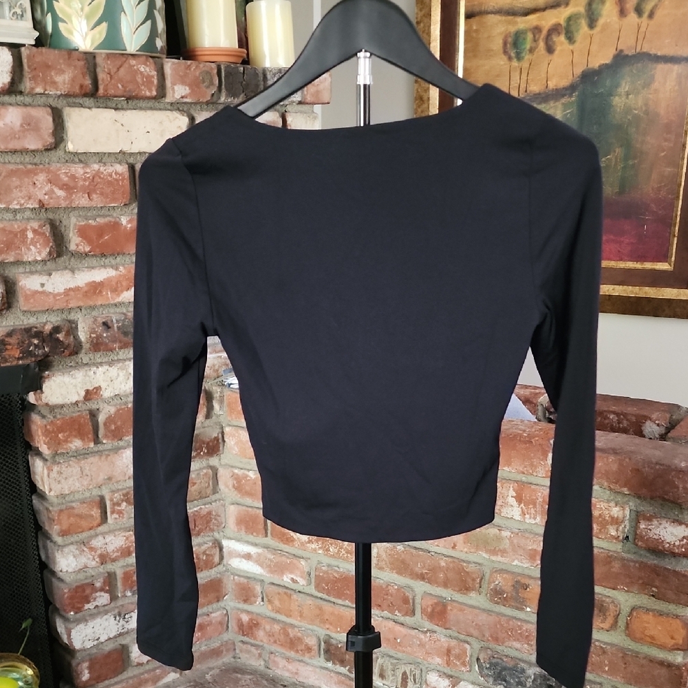 Babaton Black Scoop Neck Long Sleeve Cropped Top - Picture 6 of 12